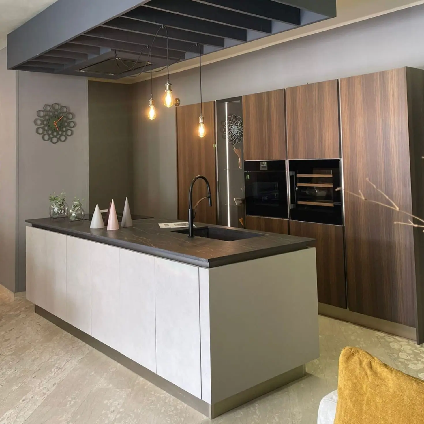 Moderne Küche mit Dekton-Arbeitsplatte 