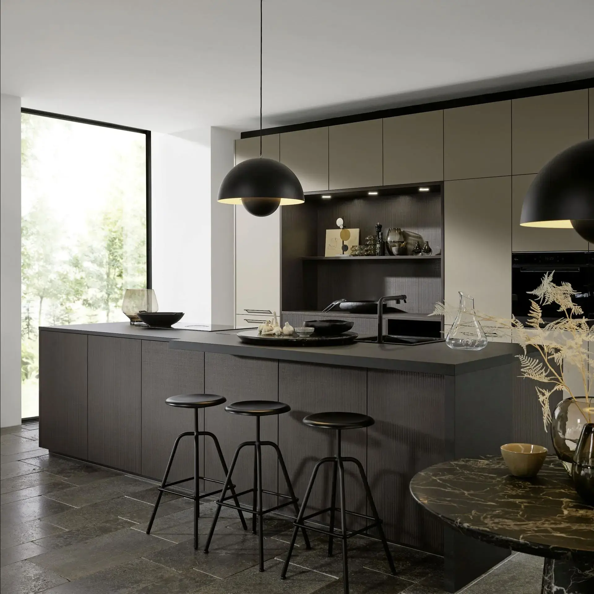 Moderne Designküche mit mattschwarzen Fronten und Insel, geplant von LS Küchen