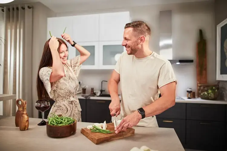 Moderne Familienküche mit Halbinsel, matten Fronten und Auszügen – klare Laufwege, warmes Licht