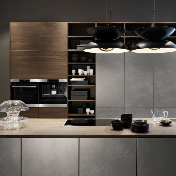 Edelstahl trifft Eiche – Wenn modernes Design plötzlich warm wird 🪵✨  Es gibt Küchen, die man betritt – und sofort weiß: Hier stimmt einfach alles. Diese hier gehört genau in diese Kategorie.  Sie hat diesen ganz speziellen Mix: Coolness, ohne abweisend zu sein. Struktur, ohne starr zu wirken. Und das schönste daran? Sie macht es ganz mühelos.  🖤 Kontraste, die sich nicht streiten  Edelstahloptik und warme Eiche sind wie zwei Menschen, die völlig unterschiedlich sind – und sich trotzdem auf Anhieb verstehen.  Die Edelstahlfronten bringen Klarheit und architektonische Strenge ins Spiel. Sie fassen den Raum, geben ihm Kontur und Ruhe. Perfekt für alle, die Struktur lieben.  Die Eiche dagegen flüstert: „Mach’s dir gemütlich.“ Sie bringt Wärme, Tiefe und dieses „Zuhause-Gefühl“, das kein Hochglanzlack der Welt ersetzen kann. Gemeinsam ergeben sie das, was Interior-Designer so gern „Spannung durch Balance“ nennen.  Und mal ehrlich: Wer möchte nicht in einer Küche stehen, die aussieht, als könnte man dort sowohl eine gute Pasta kochen als auch das Leben besprechen?  🪄 Form folgt Stimmung – nicht nur Funktion  Die grifflosen Fronten wirken, als würden sie schweben. Keine Linie stört den Blick, nichts drängt sich nach vorne. Es ist ein Raum, der leise auftritt – und genau deshalb Eindruck macht.  Dazu kommen die offenen Regale. Sie brechen die kühle Eleganz ganz bewusst auf. Hier dürfen Erinnerungen wohnen: Keramik aus dem letzten Städtetrip, das gute Teeservice oder einfach nur ein Stapel unperfekter, aber geliebter Frühstücksschüsseln.  Diese kleinen, sehr echten Details sorgen dafür, dass der Raum nicht wie ein Showroom aussieht – sondern wie ein Zuhause.  ✨ Materialien, die Geschichten erzählen  Edelstahloptik: klar, cool, elegant – wie ein perfekt gebügeltes Hemd, das nie aus der Mode kommt.  Eiche: warm, sinnlich und zeitlos – wie der Lieblingspullover, den man nie wieder hergibt.  Grifflos & offen kombiniert: Design, das atmet, statt zu posieren.  Wenn Materialien miteinander reden, entsteht Magie. Und genau diese Magie macht aus einer Küche einen Lieblingsort.  📐 Warum die Planung funktioniert  Klar strukturierte Flächen → schaffen Ruhe und Fokus  Offene Regale → setzen persönliche Akzente  Licht und Linienführung → lenken den Blick statt ihn zu überfordern  Wärme trifft auf Coolness → perfekte Balance zwischen Architektur und Alltag  🌿 Fazit: Wohnlichkeit ist kein Zufall  Diese Küche ist kein Möbelstück. Sie ist ein Statement – für Menschen, die sowohl Klarheit als auch Gemütlichkeit lieben. Für alle, die beim Kochen nicht nur Rezepte umsetzen, sondern kleine Rituale feiern.  Edelstahl trifft Eiche. Und plötzlich wird aus „modern“ nicht mehr „kühl“, sondern: ein Zuhause.  📍 LS Küchen Wohnen & Service – Küchen mit Charakter. Für Menschen mit Geschmack.