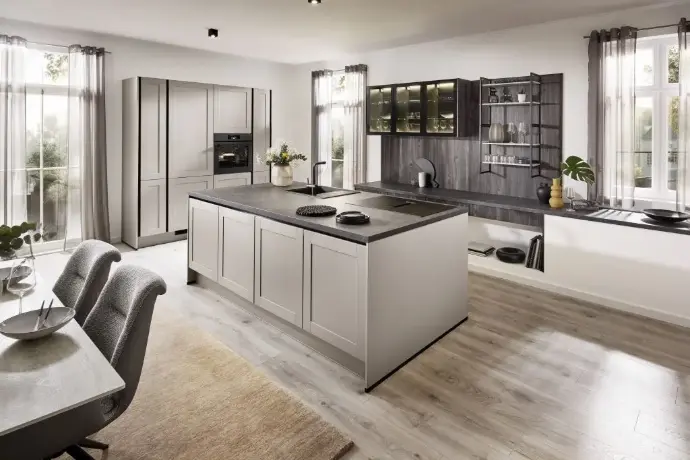 Elegante Landhausküche mit großer Kücheninsel, Glasvitrine und warmen Holztönen