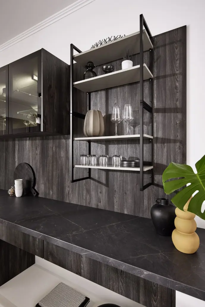 Offenes Regal in einer eleganten Landhausküche mit Dekoelementen und Gläsern