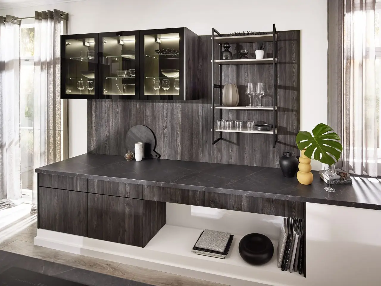 Hochwertige Küchenrückwand mit Glasvitrine und offenen Regalen. Dunkle Holzoptik kombiniert mit modernen Glasfronten und dekorativen Elementen – stilvolle Verbindung von Stauraum und Design