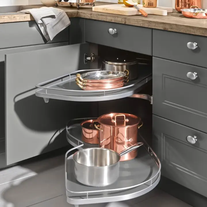 Eckschrank mit komfortablem Auszugssystem in grauer Küche. Ausziehbare Böden machen Töpfe und Pfannen leicht erreichbar – clevere Stauraumlösung für kleine Küchen.