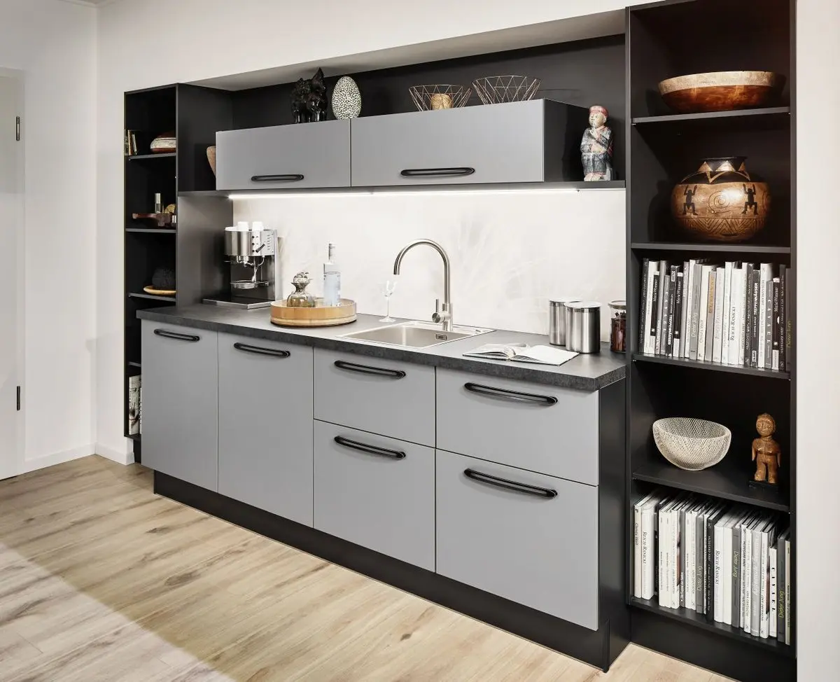 Kompakte Büro-Pantry mit Geschirrspüler, Unterbau-LED und neutraler Nischenrückwand.