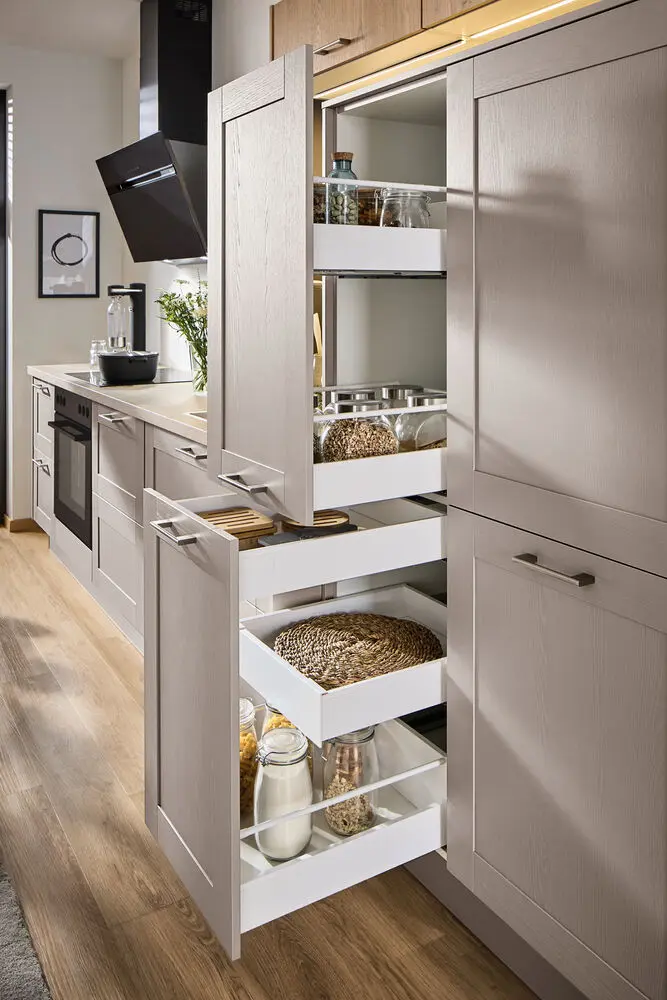 Der Apothekerschrank mit Vollauszug – Organisation in schönster Form.