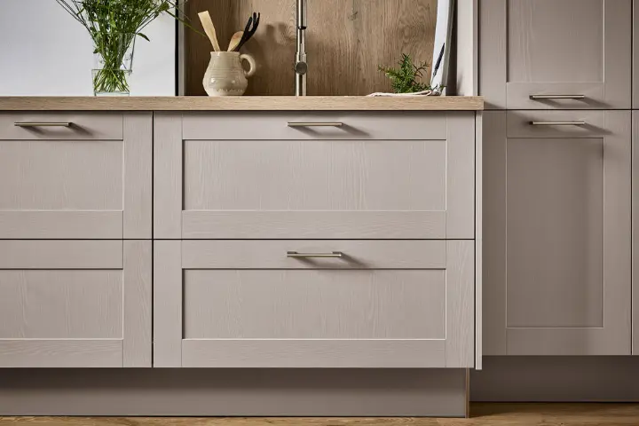 Zeitlose Küchenzeile mit Sandgrau-Fronten und Holzrückwand – modernes Design von LS Küchen. Zeitlose Küchenzeile mit Sandgrau-Fronten und Holzrückwand – modernes Design von LS Küchen.