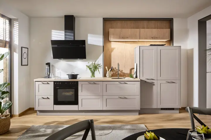 Moderne Küche mit Fronten in Sandgrau und Holzarbeitsplatte – LS Küchen Idar-Oberstein. Moderne Küche mit Fronten in Sandgrau und Holzarbeitsplatte – LS Küchen Idar-Oberstein.