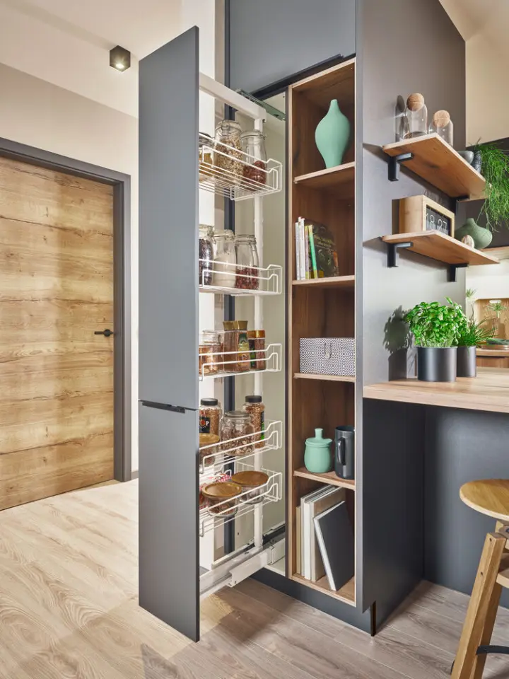 Apothekerschrank mit Vollauszug und Relingkörben, übersichtlich bestückt mit Vorratsgläsern – daneben offenes Regal in moderner Küche.