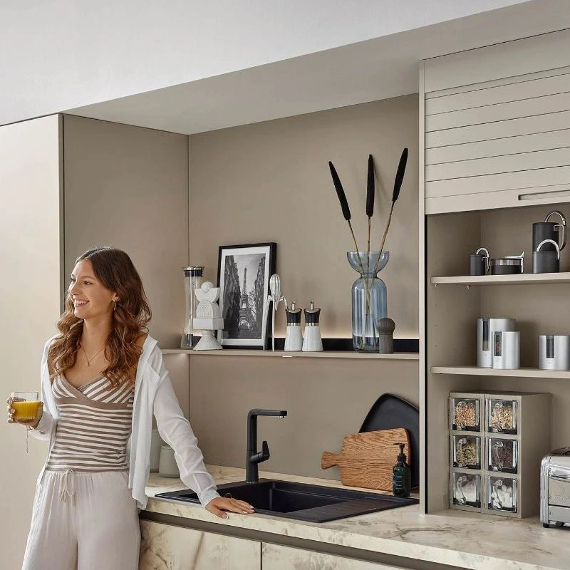 Moderner Jalousieschrank mit verstecktem Stauraum für Kaffeemaschine, Küchenhelfer und Geschirr