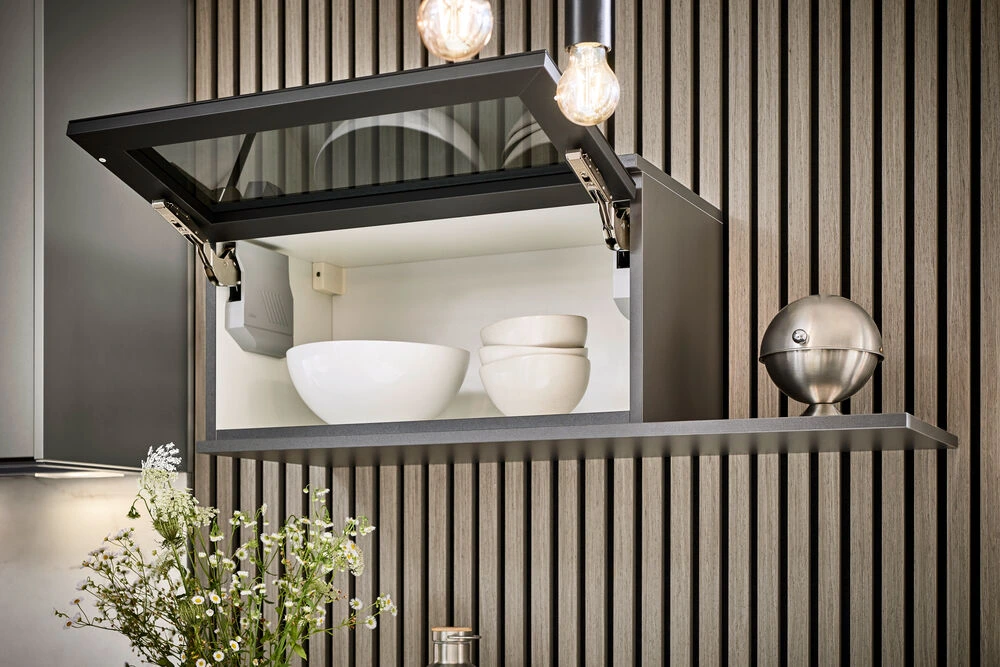 Klappenschrank mit Hochklappe: elegante Geschirr-Aufbewahrung in Wohnküche