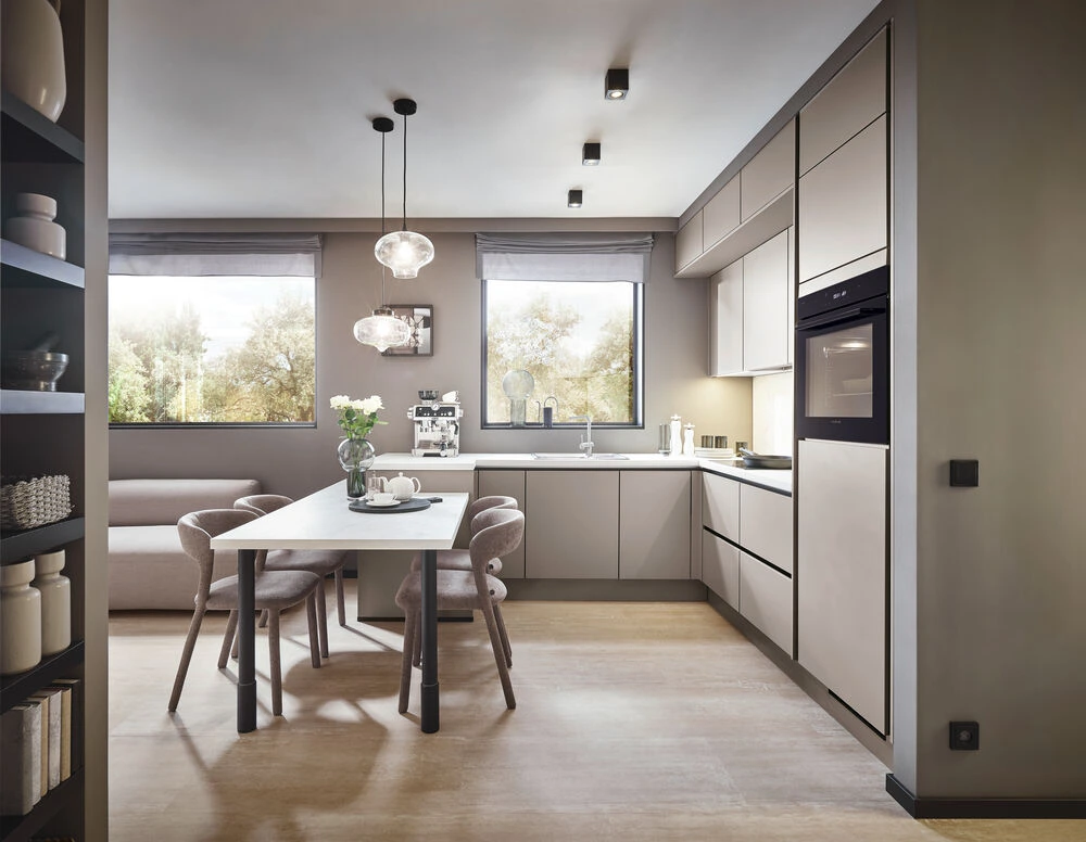 Zwei Pendelleuchten über dem Tisch, Tageslicht von beiden Seiten, Sofa mit Blick auf alles – clevere Zonenbildung in Perfektion. Wohnküche mit Esstisch und Kochinsel | Offene Raumplanung mit Sichtverbindung zum Sofa | Zwei Pendelleuchten über Esstisch | Graue Küche mit Taupe-Fronten | Moderne Wohnküchen-Ideen | LS Küchen Inspiration