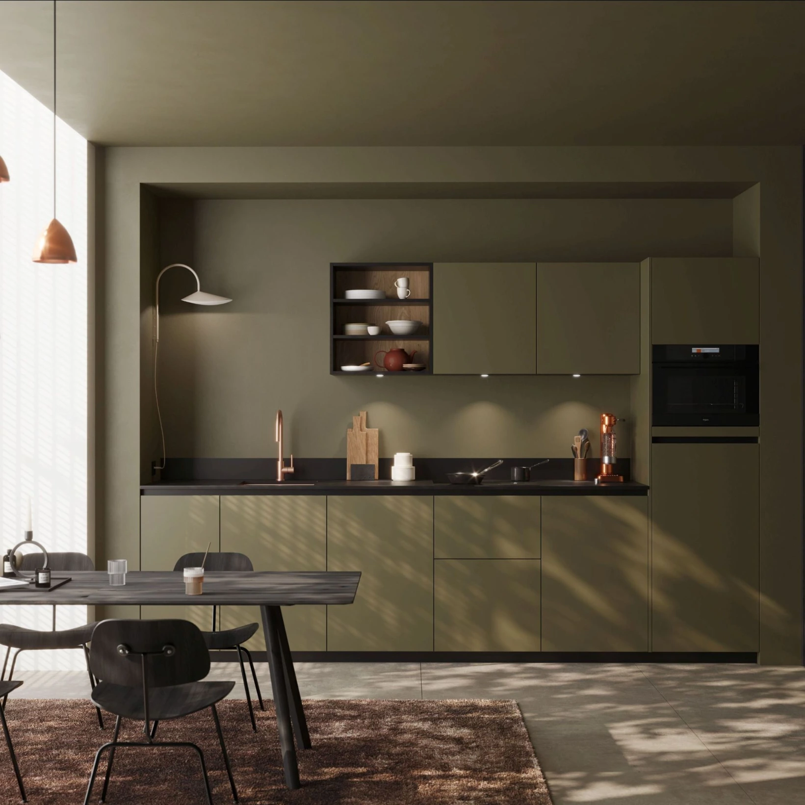 Moderne Küchenzeile mit matten olivgrünen Fronten in einer Wandnische, dunkler Arbeitsplatte, offenem Regal, Kupferarmatur und hochgebautem Backofen.