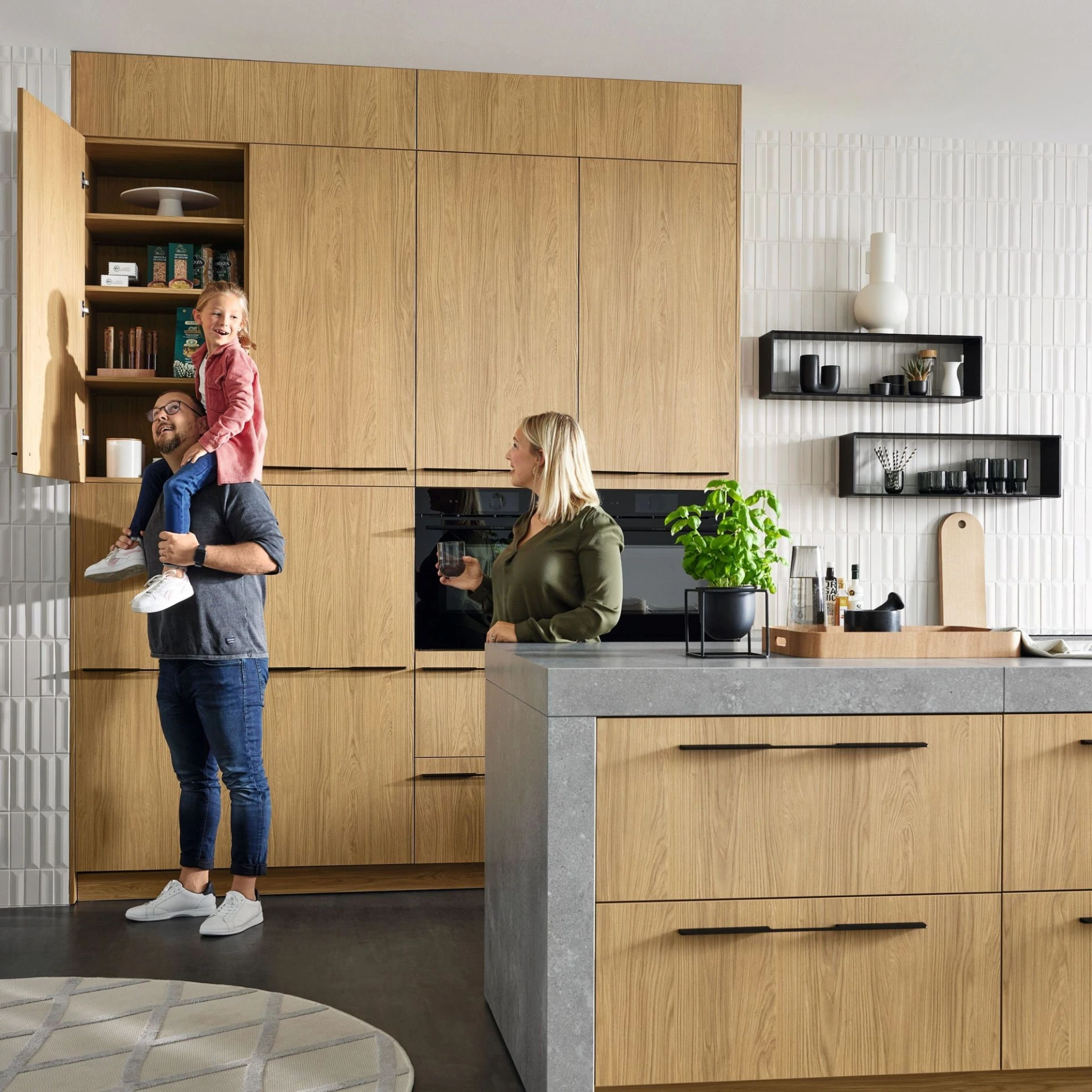 Moderne Wohnküche mit Holzfronten und Kücheninsel, Familienalltag in einer funktional geplanten Küche